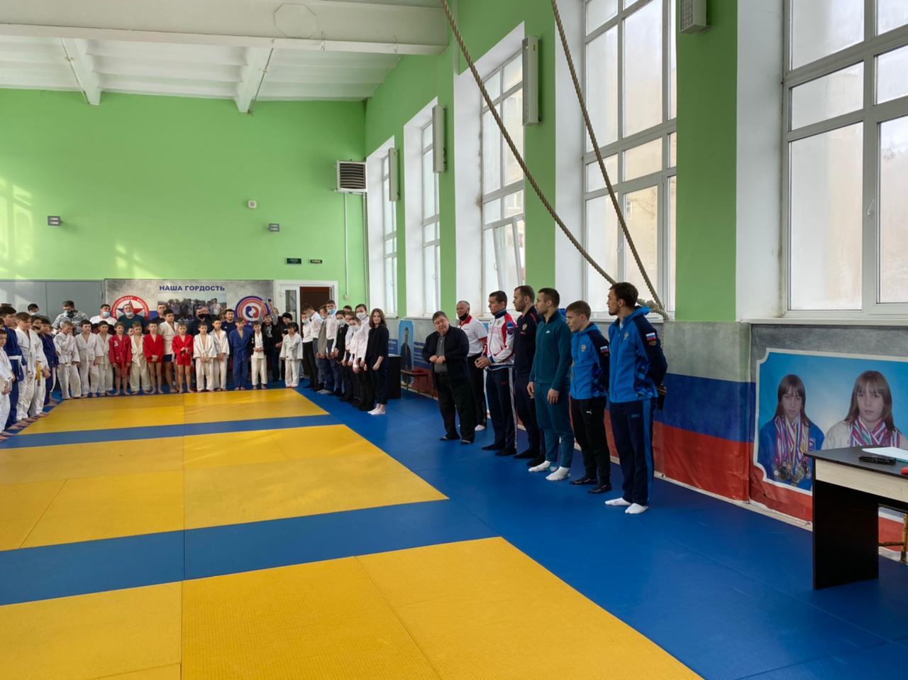 Ведущие спортсмены КС УГМК напутствовали юных самбистов