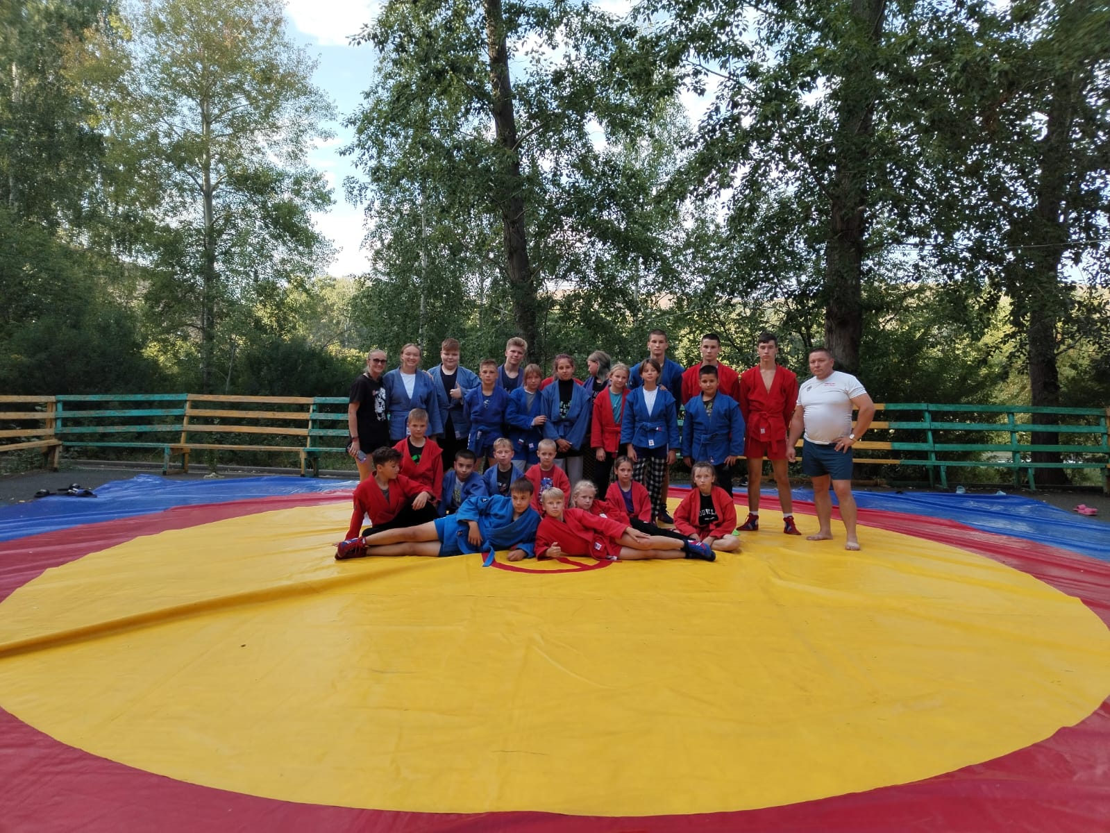 На базе ДЗОЛ "Лесная сказка" в Медногорске (Оренбургская область) прошли тренировочные сборы для юных самбистов из Сысерти и Невьянска 