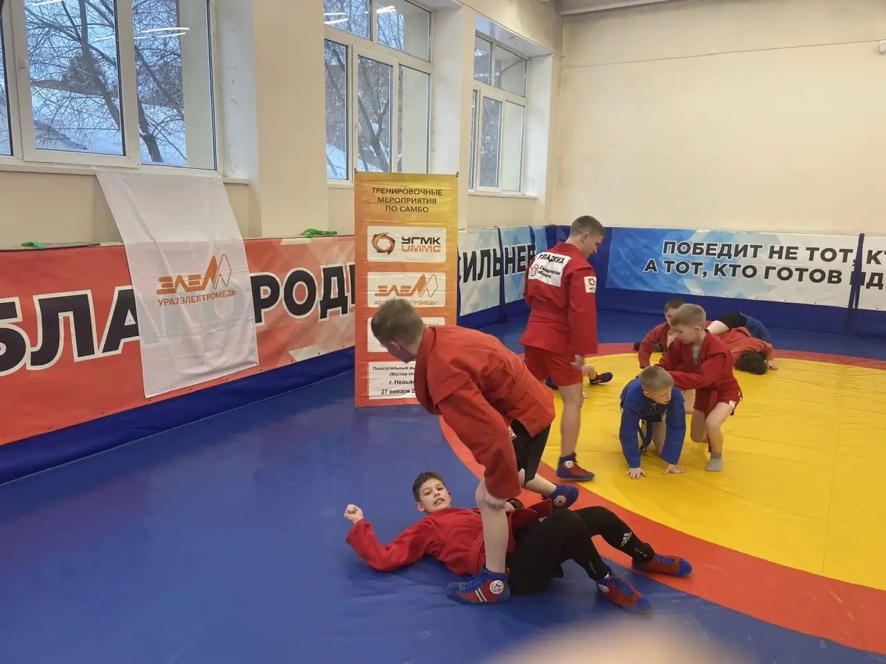 Владимир поделился опытом с юными самбистами