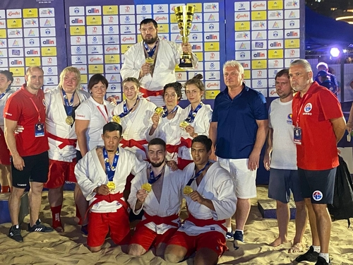Артур Хапцев в составе сборной выиграл чемпионат мира по пляжному самбо в командном зачете