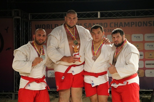 Артур Хапцев взял свою вторую бронзу на чемпионате мира по пляжному самбо в Доминикане